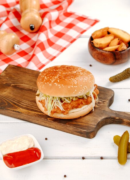 Hamburguesa de pollo con papas fritas en forma de manzana