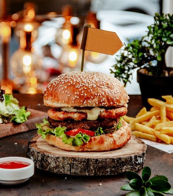 Hamburguesa de pollo con papas fritas en la mesa