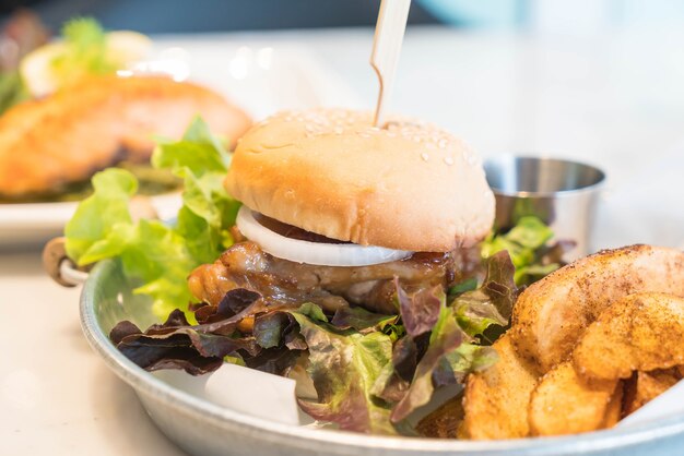 Hamburguesa de pollo teriyaki