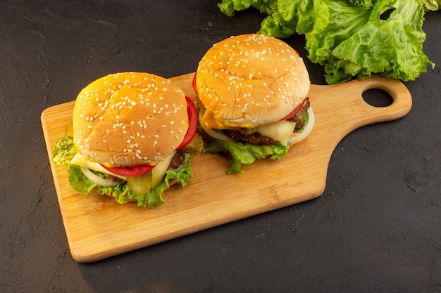 Una hamburguesa de pollo vista superior con queso y ensalada verde