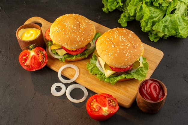 Una hamburguesa de pollo vista superior con queso y ensalada verde