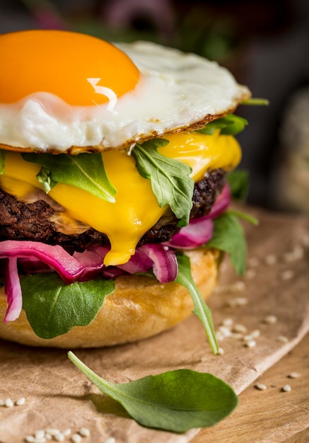 Hamburguesa de primer plano con huevo frito