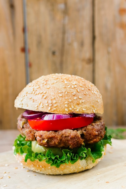 Hamburguesa de primer plano con papas fritas en un plato