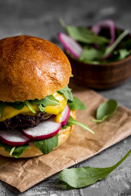 Hamburguesa con queso de alto ángulo en el mostrador