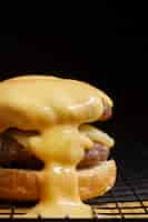 Foto gratuita hamburguesa con queso derretido y espacio para copiar