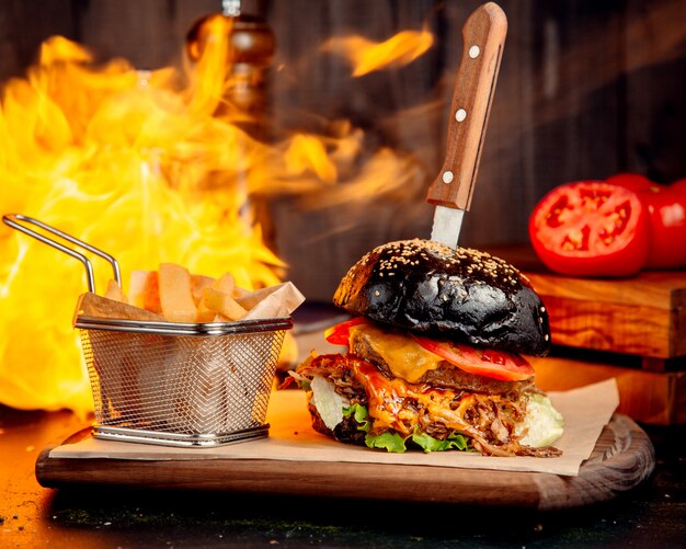 Hamburguesa con queso integral y papas fritas