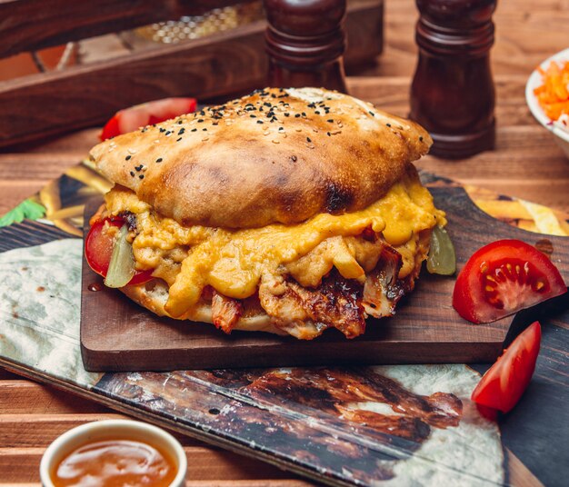 Hamburguesa con queso con lechuga y tomate