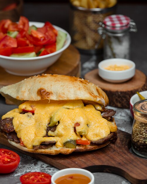 Hamburguesa con queso con lechuga y tomate