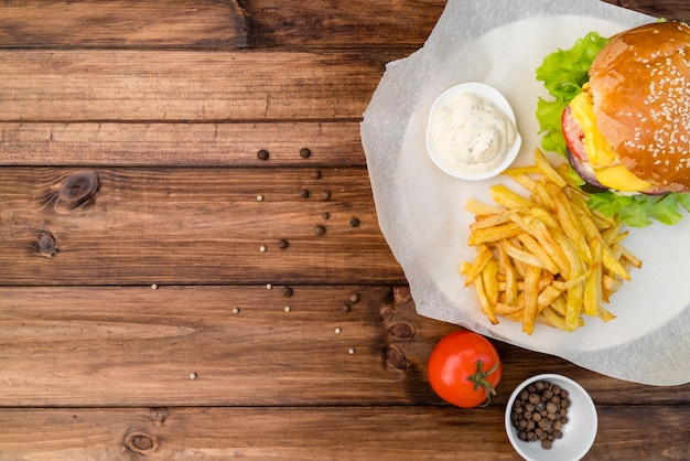 Hamburguesa con queso con papas fritas y espacio de copia