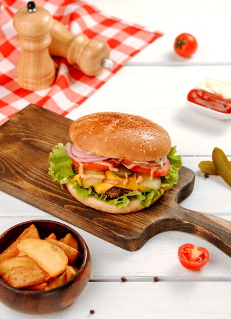 Hamburguesa con queso con papas fritas en forma de manzana