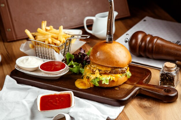 hamburguesa con queso con papas fritas ketchup y mayonesa a bordo