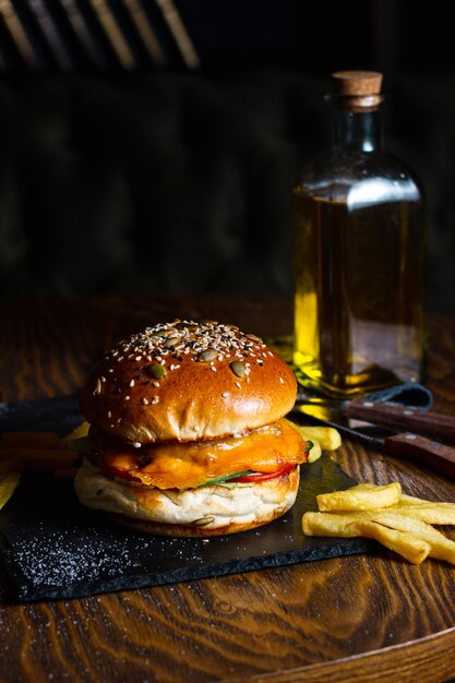 Hamburguesa con queso con papas fritas en la mesa