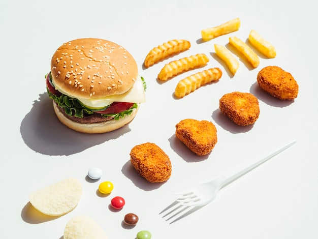 Hamburguesa con queso con papas fritas y pepitas