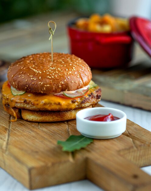 Hamburguesa con queso con papas fritas y salsa de tomate 1