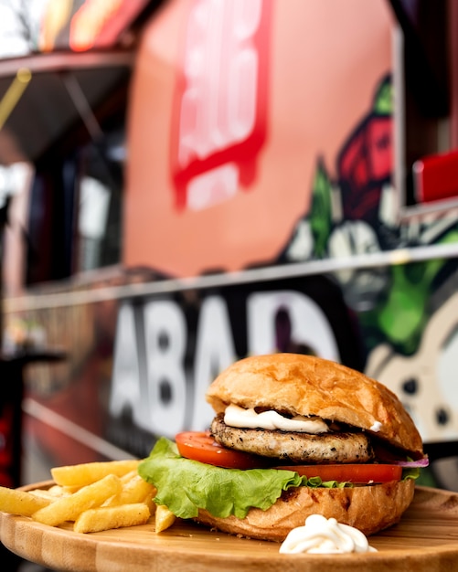 Hamburguesa con queso con papas fritas