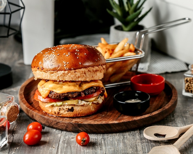 Hamburguesa con queso papas y tomate