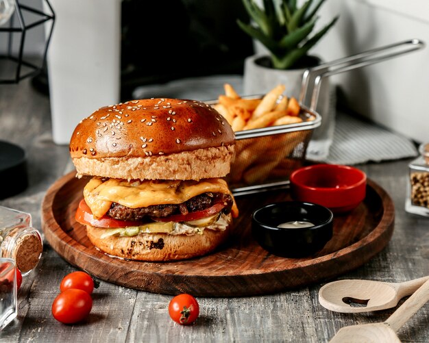 Hamburguesa con queso papas y tomate