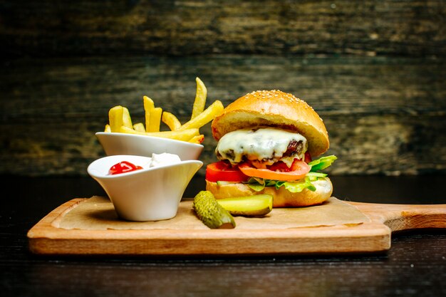 Hamburguesa con queso con pepinillos y papas fritas