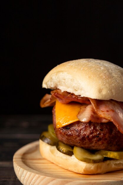 Hamburguesa con queso de primer plano en bandeja