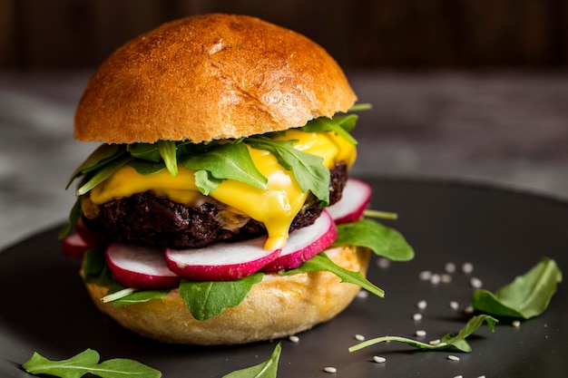 Hamburguesa con queso de primer plano a bordo