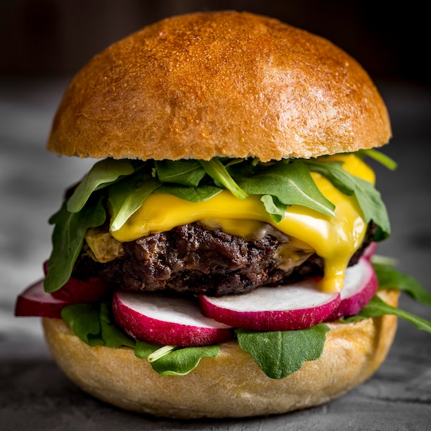 Hamburguesa con queso de primer plano en el mostrador