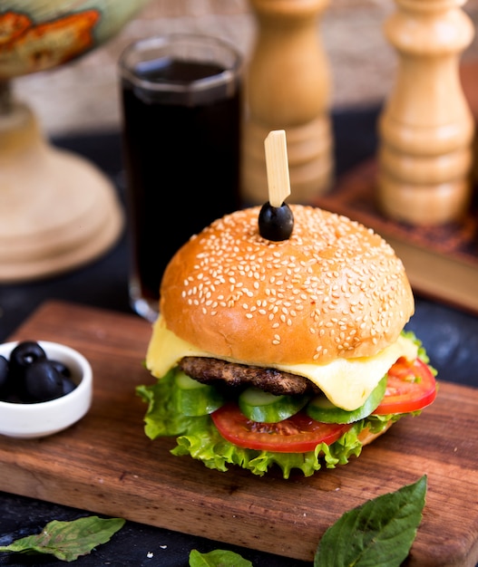 Foto gratuita hamburguesa con queso con vaso de cola