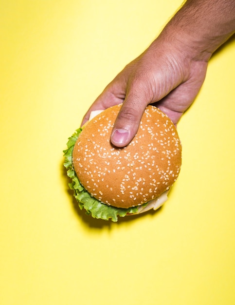 Hamburguesa sobre fondo amarillo