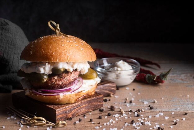 Hamburguesa sobre tabla de madera con espacio de copia