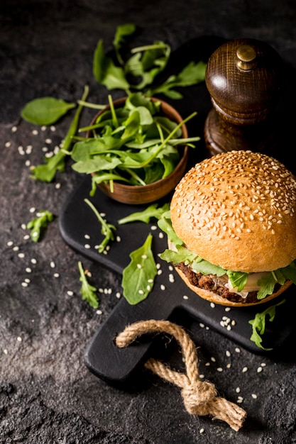 Hamburguesa de ternera de alto ángulo con ensalada