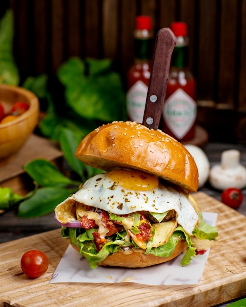 Hamburguesa de ternera con jamón, huevo, cebolla, lechuga y tomate