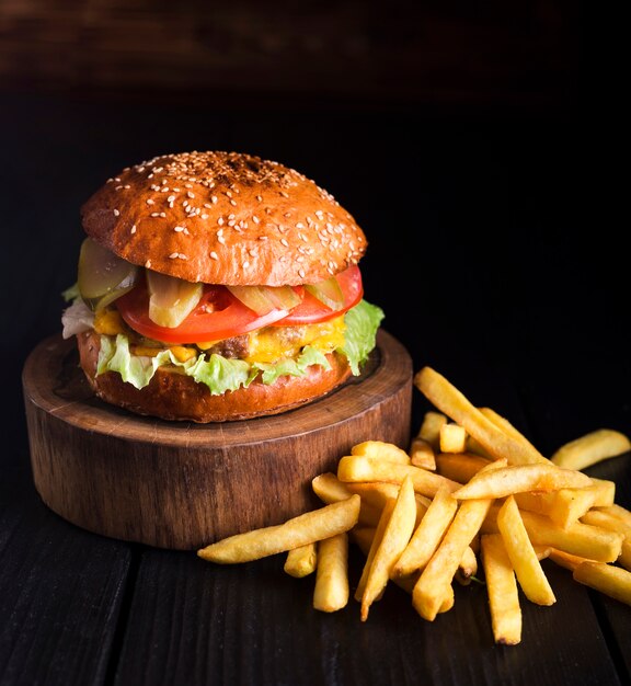 Hamburguesa de ternera lista para ser servida con papas fritas