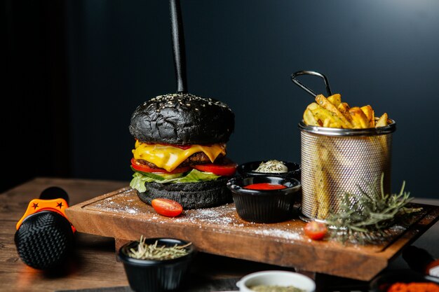 Hamburguesa de ternera negra con patatas fritas