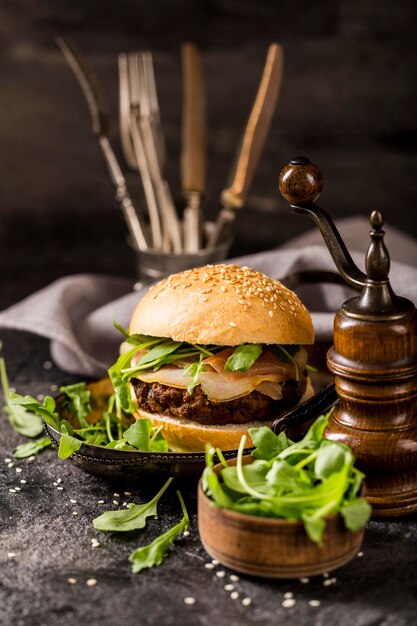 Hamburguesa de ternera vista frontal con ensalada y tocino