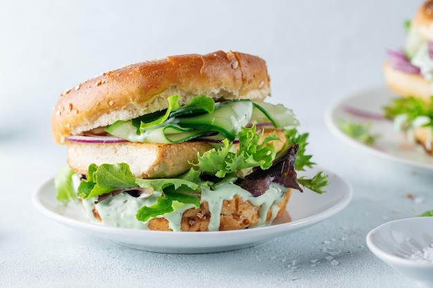 Hamburguesa de tofu con verduras en plato