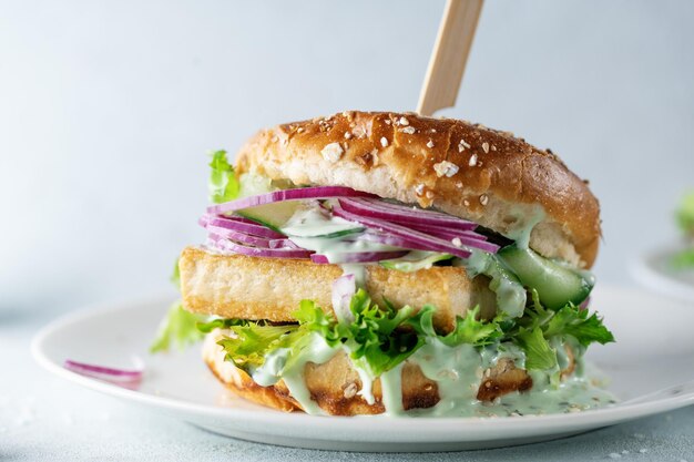 Hamburguesa de tofu con verduras en plato