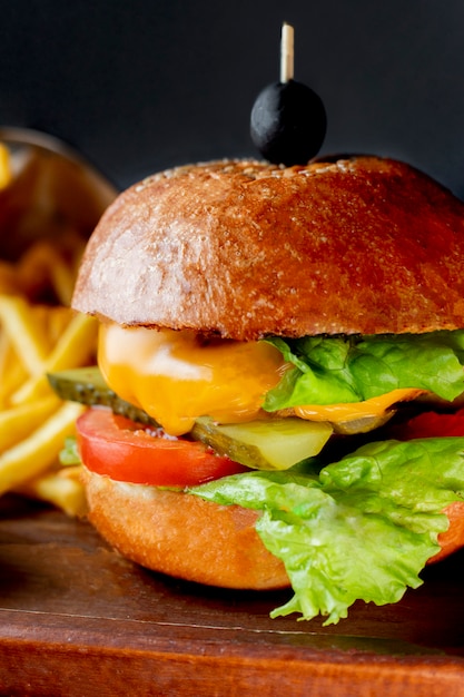 Foto gratuita hamburguesa con tomate encurtidos lechuga y queso