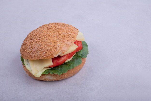 Hamburguesa con tortilla, tomate, champiñones y cebolla.