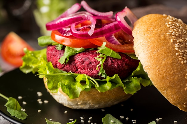 Foto gratuita hamburguesa vegetariana de primer plano en placa