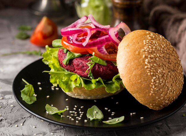 Hamburguesa vegetariana vista frontal en placa