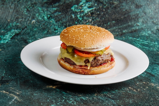 Hamburguesa con verduras y carne dentro del pan.