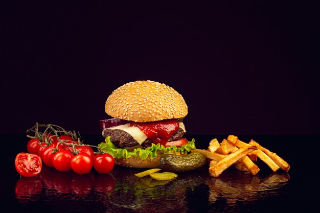 Hamburguesa vista frontal con papas fritas