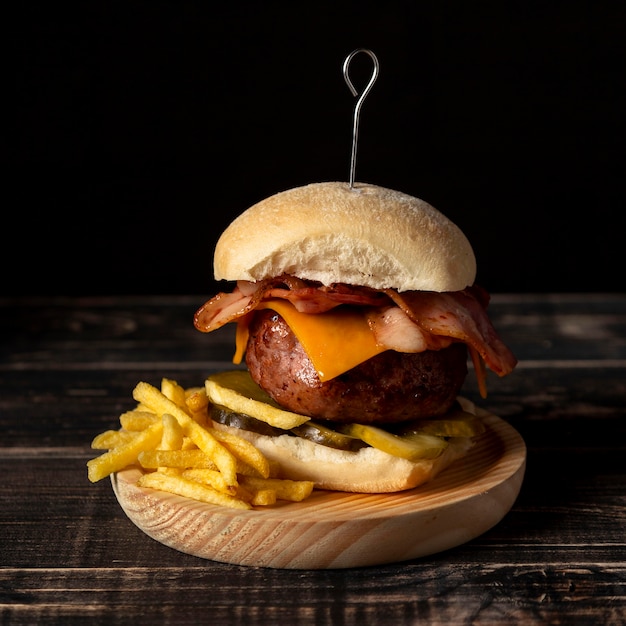 Hamburguesa de vista frontal con papas fritas