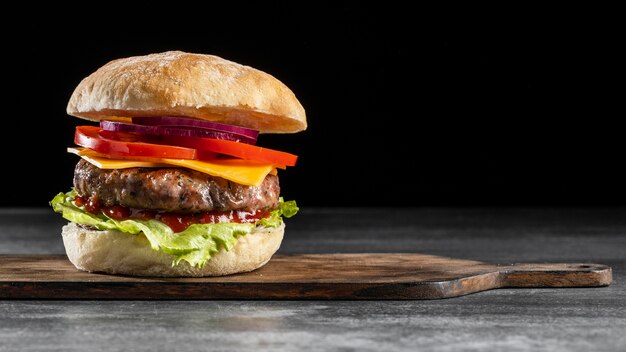 Hamburguesa de vista frontal con verduras y carne