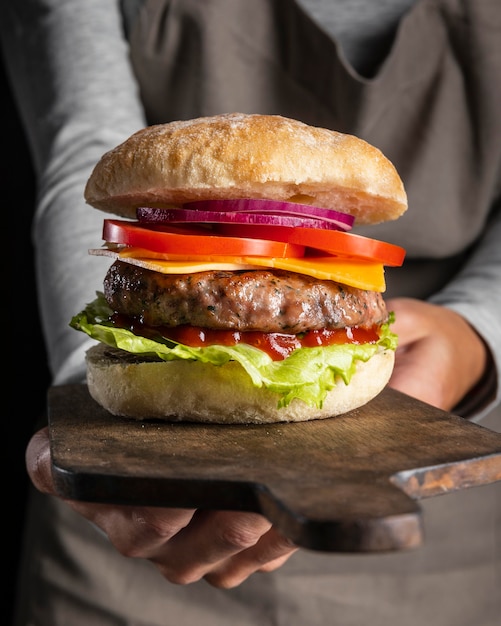 Hamburguesa de vista frontal con verduras y carne