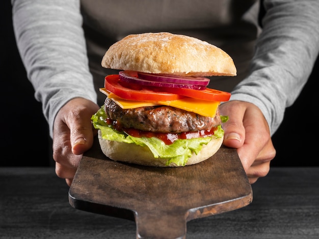 Foto gratuita hamburguesa de vista frontal con verduras y carne