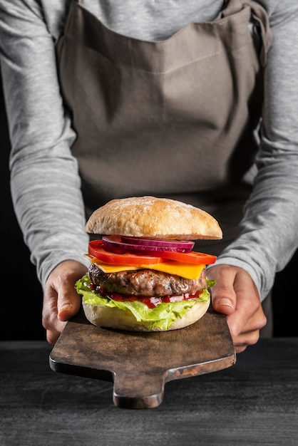 Hamburguesa de vista frontal con verduras y carne