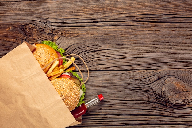 Hamburguesa vista superior con papas fritas en una bolsa