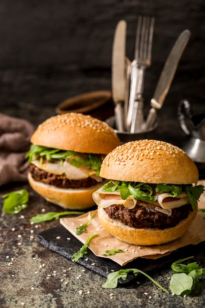 Hamburguesas de alto ángulo con tocino