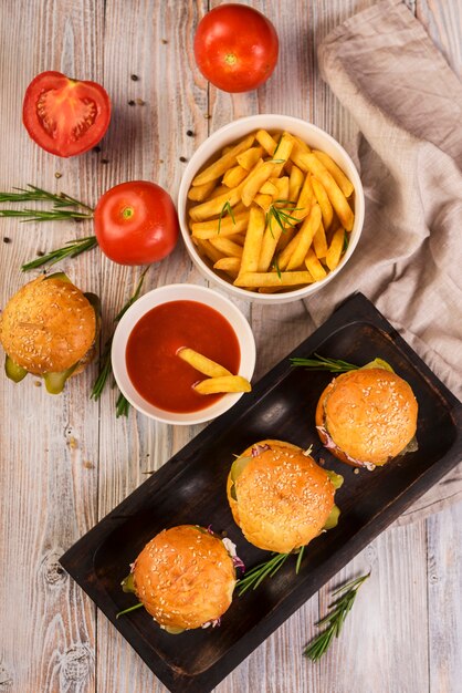 Hamburguesas de carne de res de alto ángulo con deliciosas papas fritas