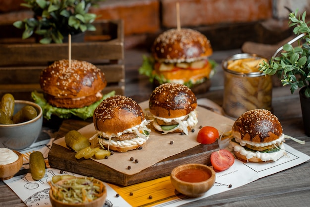 Hamburguesas con papas fritas y turshu